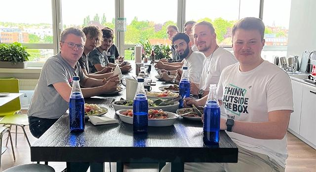 Standort Stuttgart beim Mittagessen im Büro