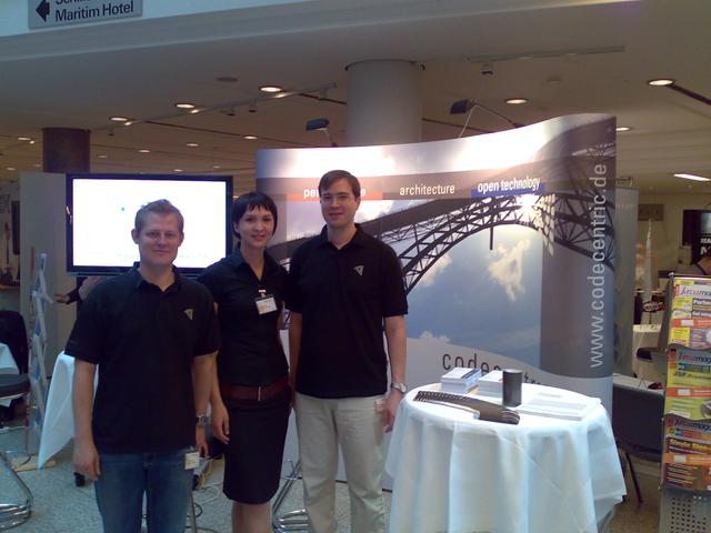 Tim, Biljana und Carsten vor unserem Messestand auf dem Java Forum in Stuttgart