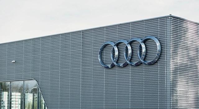 Ein Audi-Werk von außen, mit großem Audi Logo