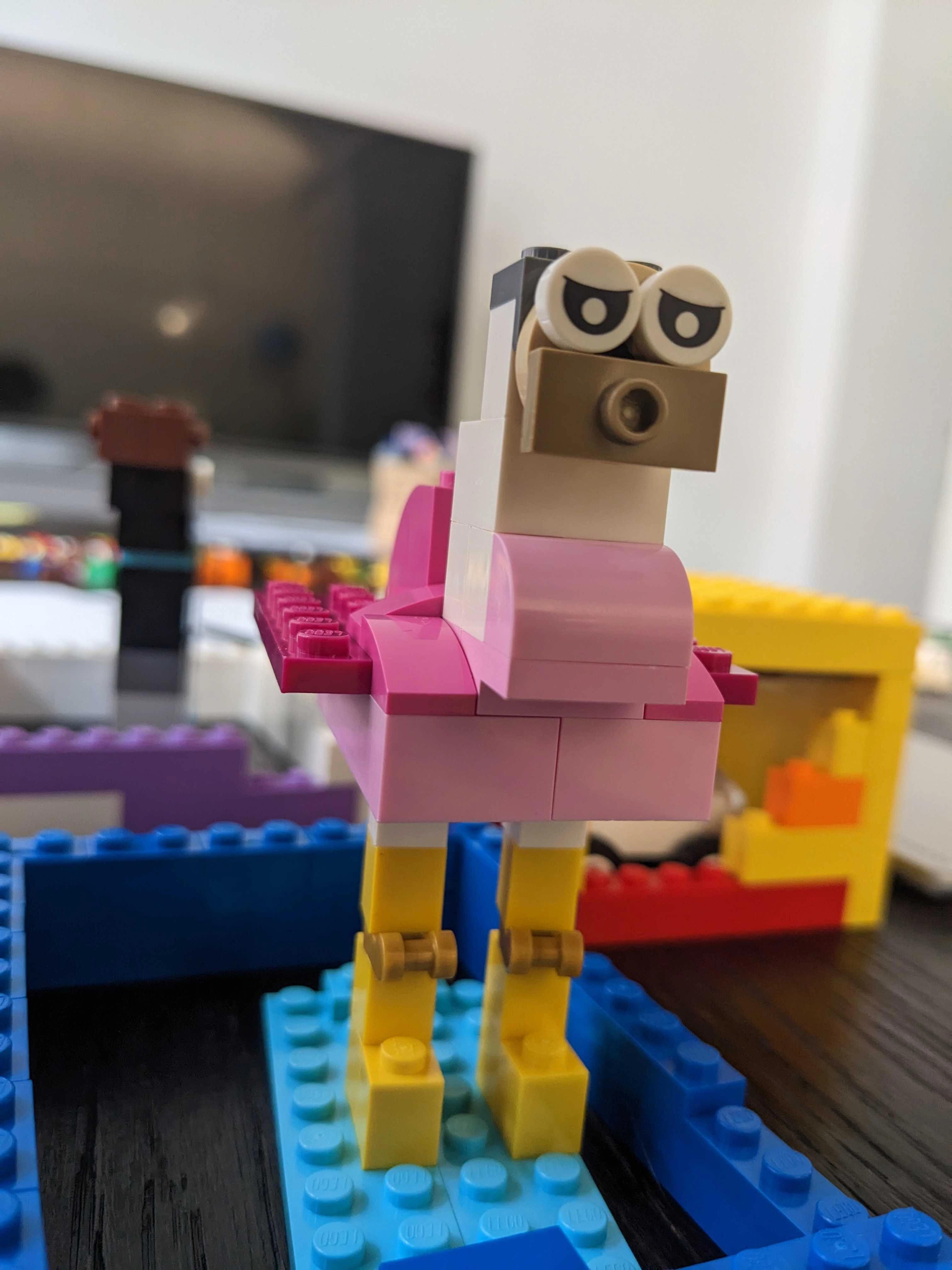 Nahaufnahme eines aus Lego gebauten Tieres.