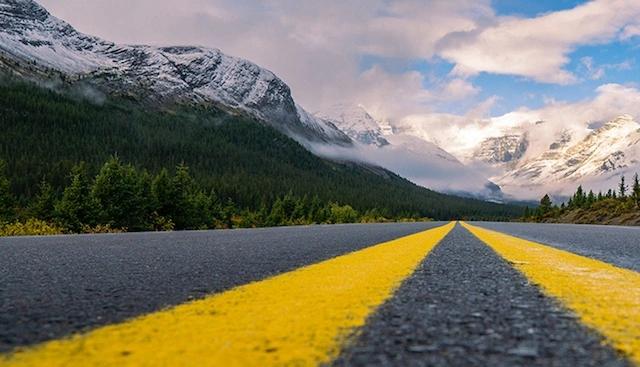 Strasse vor Berglandschaft, direkt vom Boden der Strasse aufgenommen