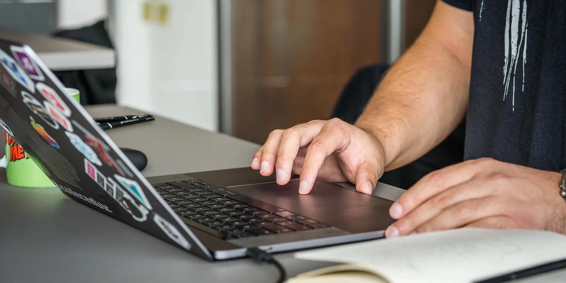 Eine Person arbeitet an einem Laptop